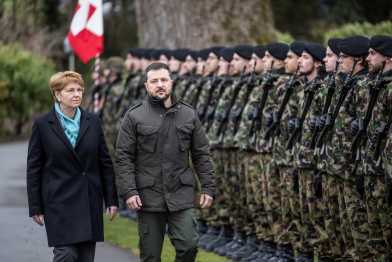 Swiss President Viola Amherd and Ukrainian President Volodymyr Zelensky inspect the guard of honor of the Swiss Army in January 2024 in Switzerland