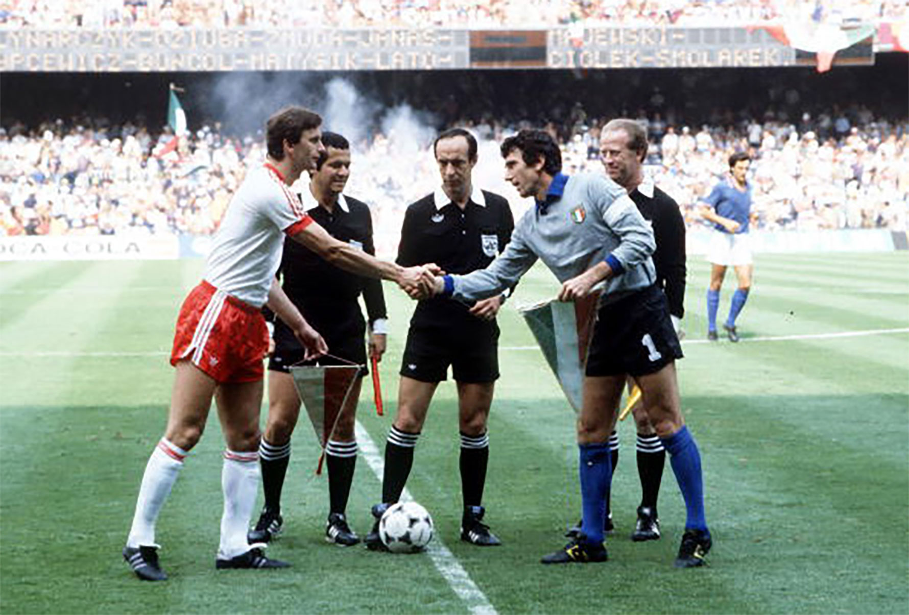 Wladislaw Zmuda und Dino Zoff geben sich die Hand