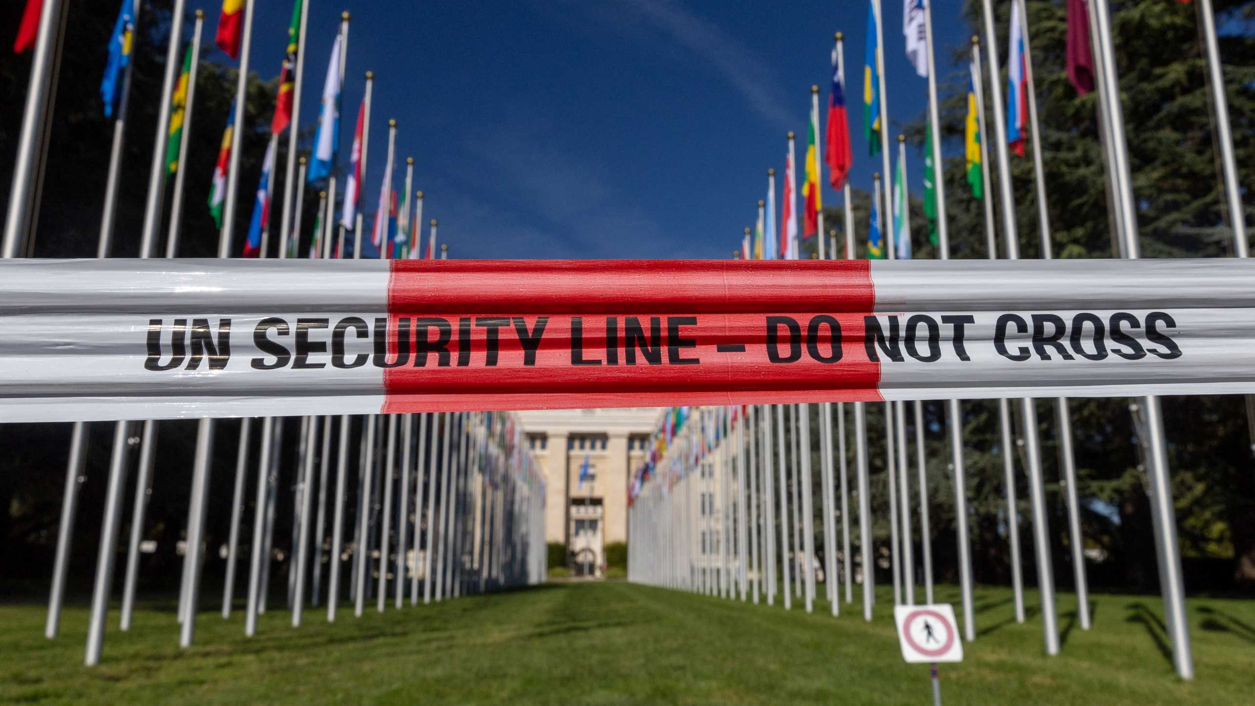 Eine UN-Sicherheitslinie am europäischen Hauptsitz der Vereinten Nationen während der Sitzung des Menschenrechtsrates in Genf, Schweiz, am 11. September 2023.