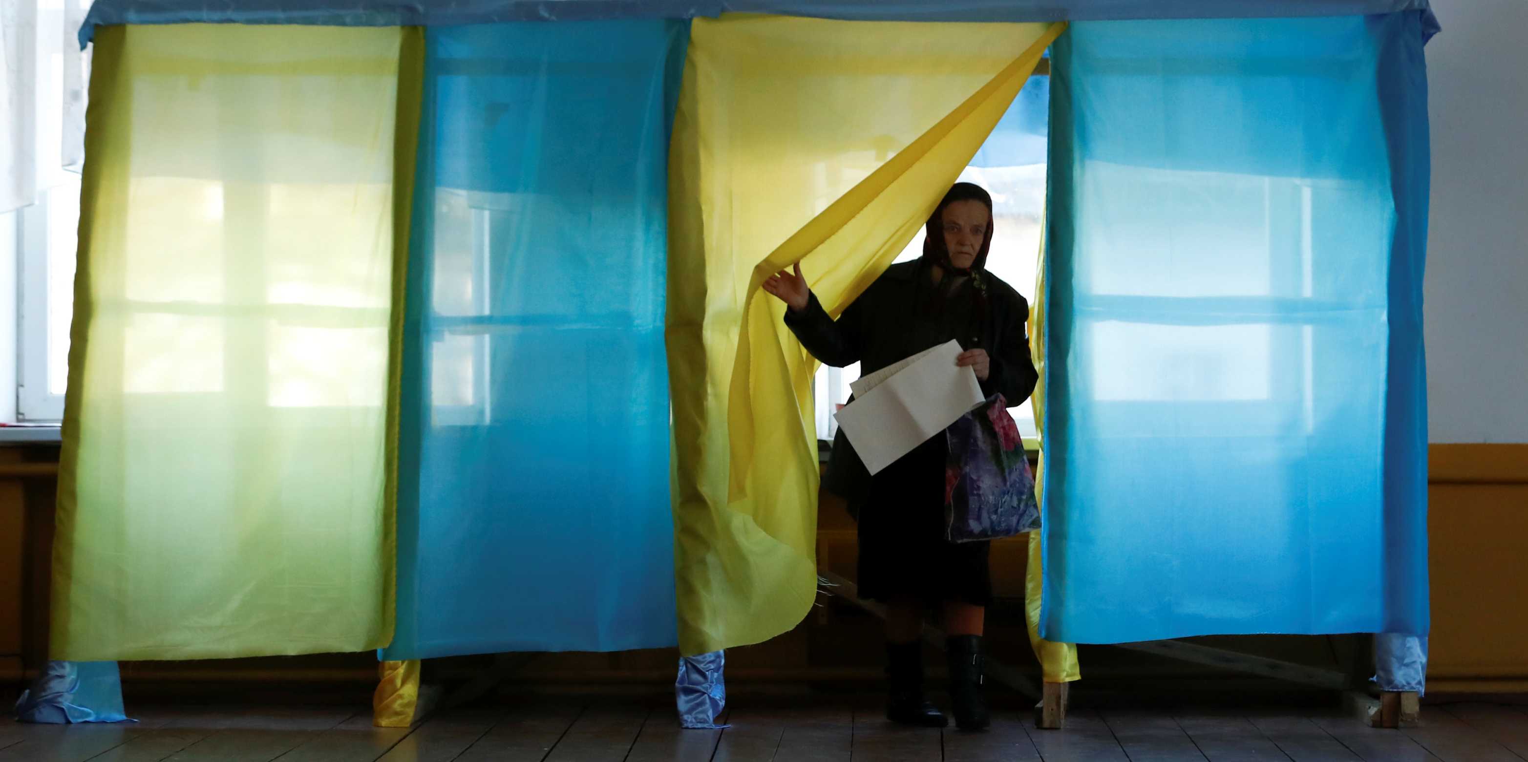 Eine Frau in einem Wahllokal während den Präsidentschaftswahlen in dem Dorf Kosmach, Ukraine, im März 2019.