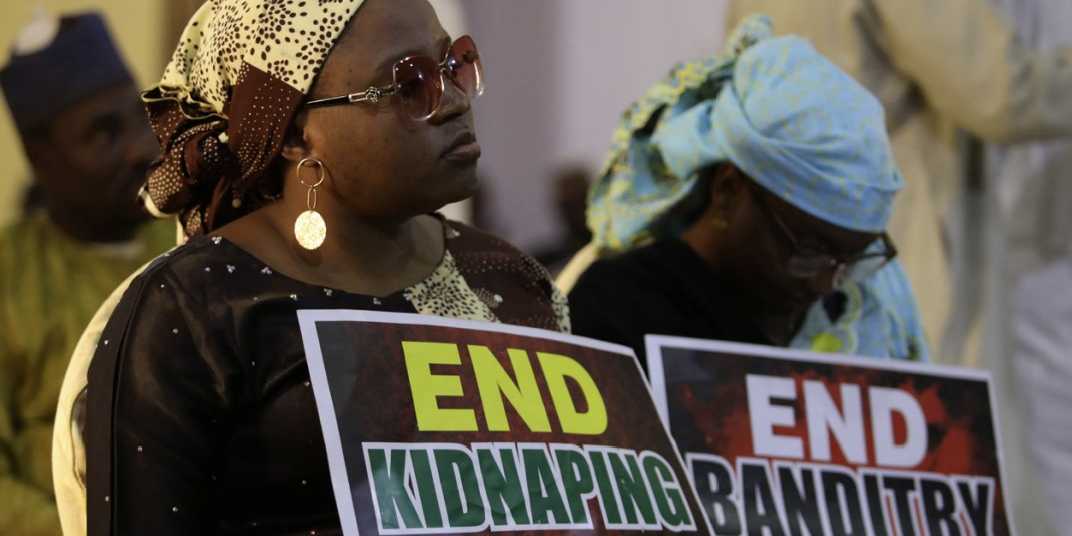 Ein Demonstrant hält ein Schild während einer Demonstration, um die Behörden zur Rettung entführter Schüler aufzufordern, im nordwestlichen Bundesstaat Katsina, Nigeria, am 17. Dezember 2020.